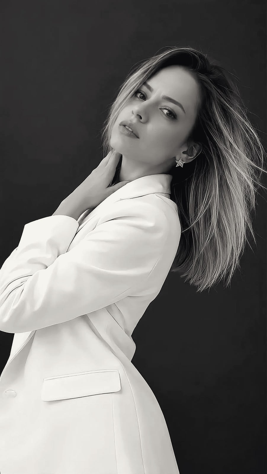 Vangleilda Gomes Araújo de blazer branco, em retrato preto e branco